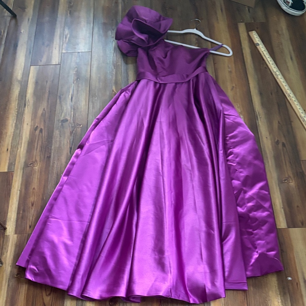 Elegant Purple One-Shoulder Formal/Bridesmaid Dresses Size 8 left NWT - Picture 2 of 9